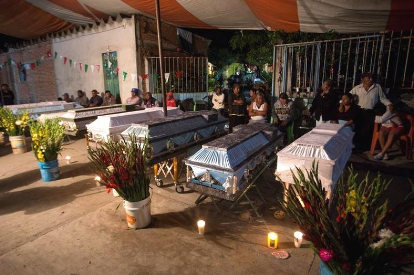 Habitantes de la población de Atzala, en el estado de Puebla (México), velan a 11 personas qie murieron. EFE