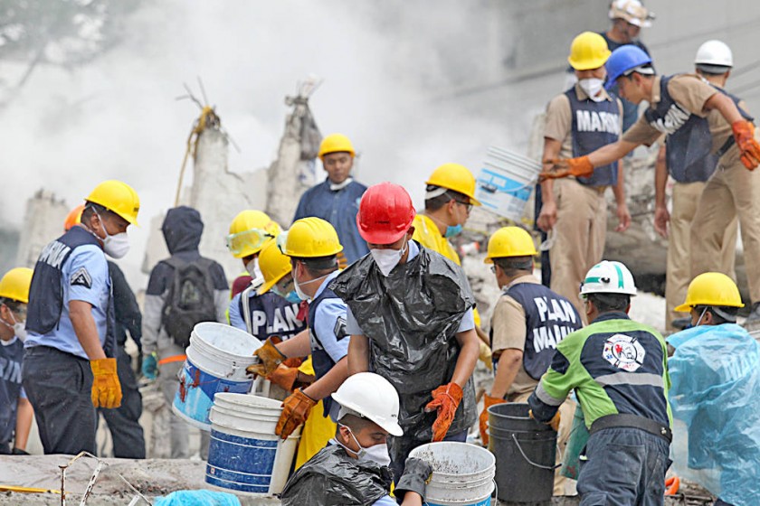 TRABAJOS. Brigadistas y voluntarios continúan con las labores de rescate en un edificio colapsado en las calles de...