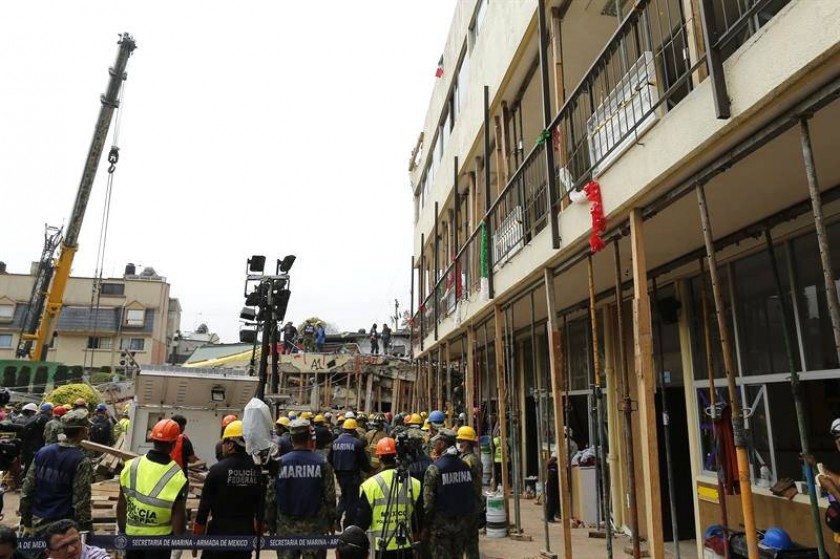 Elementos de la Marina realizan labores de rescate entre los escombros del destruido Colegio Enrique Rébsamen. EFE