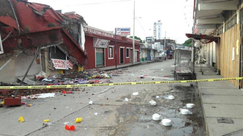 Vista de casas que colapsaron durante un nuevo sismo de magnitud 6,4 que desató las alarmas hoy, sábado. EFE