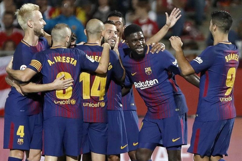 Los jugadores del FC Barcelona celebran el primer gol del equipo blaugrana durante el encuentro de la sexta jornada. EFE