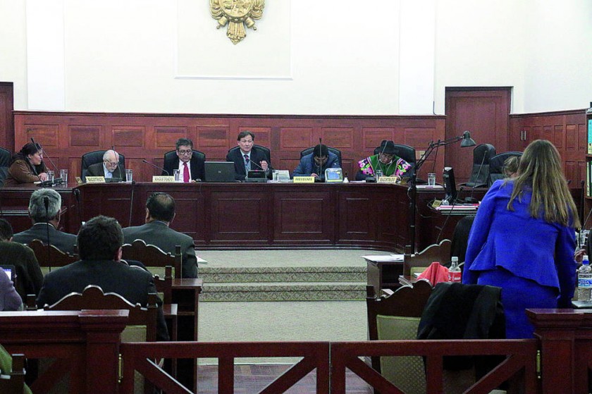 DENUNCIADOS. Los seis magistrados que dictaron sentencia contra los acusados de entregar misiles chinos a Estados Unidos