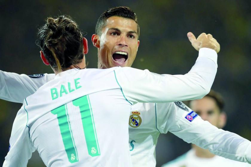 El portugués Cristiano Ronaldo abraza al galés Gareth Bale. Ambos marcaron en la victoria del Real Madrid, la primera...