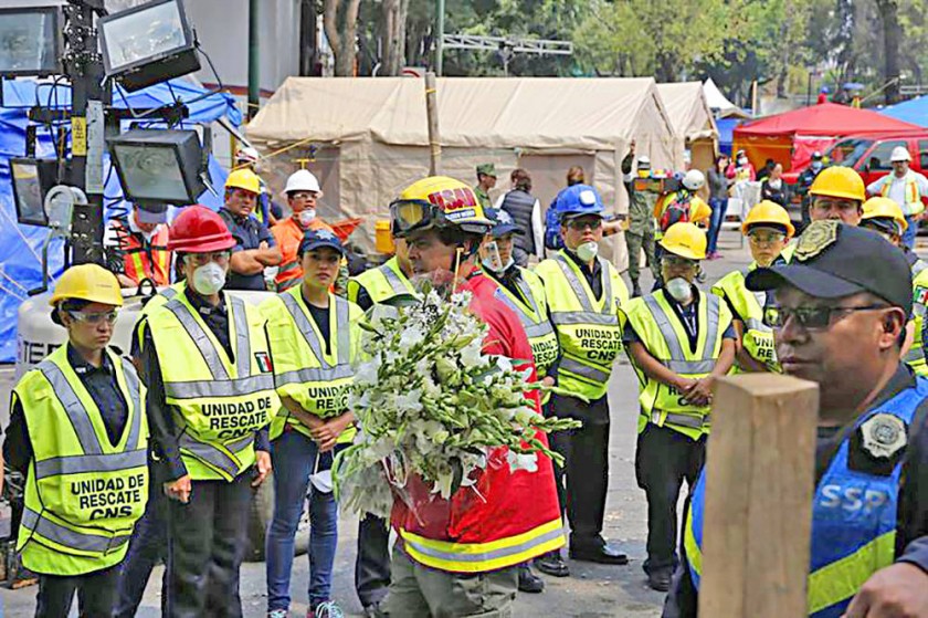 RECONOCIMIENTO. Socorristas reciben un ramo de flores por parte de personal de emergencias de la ciudad de México.