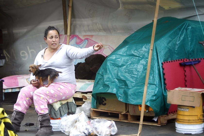 Una persona damnificada es vista junto a sus pertenencias en la calle de Uxmal en Ciudad de México (México). EFE
