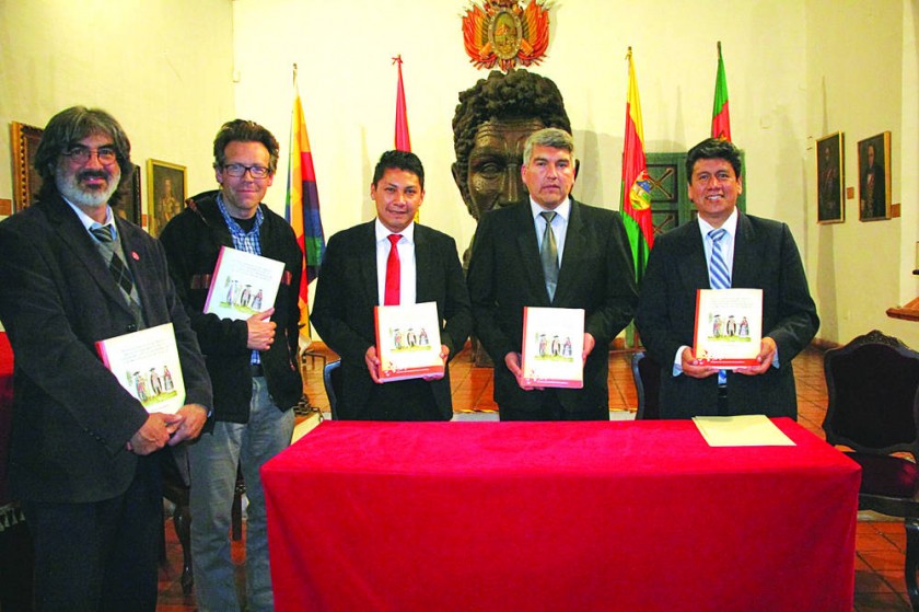 ACTO. La presentación estuvo a cargo de los editores del libro, del concejal Pablo Arízaga y del alcalde Iván Arciénega.
