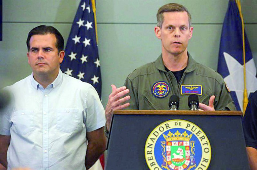 REPARACIÓN. El almirante de la Marina, Jeffrey Hughes, habla en Puerto Rico sobre la misión militar para la...