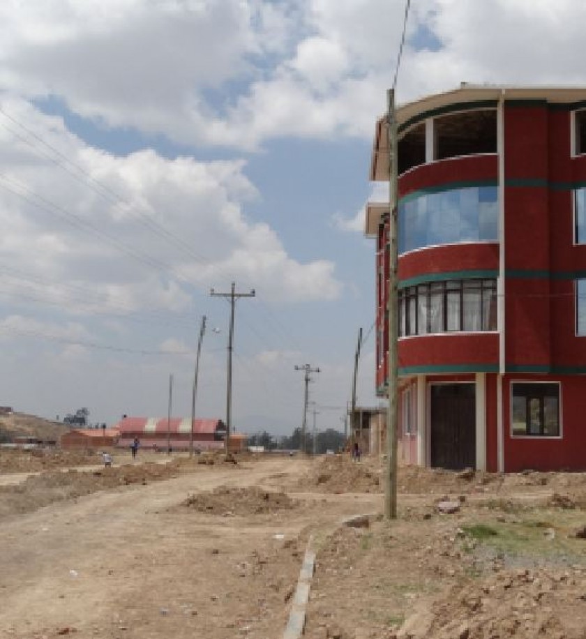 CONSTRUCCIÓN. Desde hace algunas semanas, una futura avenida de doble vía se encuentra paralizada, según los vecinos.