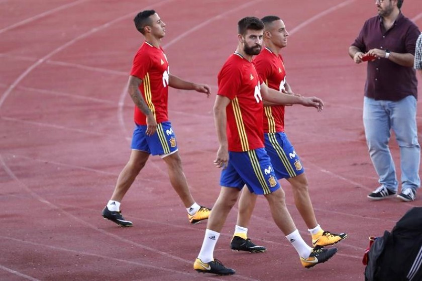 jugadores de la selección española Thiago Alcántara (i), Gerard Piqué (c) e Iago Aspas, durante el entrenamiento. EFE