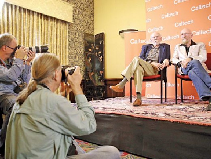 INVESTIGADORES. Los profesores eméritos de física Barry C. Barish (i) y Kip S. Thorne (d), ganadores del Premio Nobel...