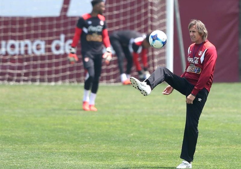 El entrenador de la selección peruana Ricardo Gareca controla un balón durante el entrenamiento del lunes. EFE