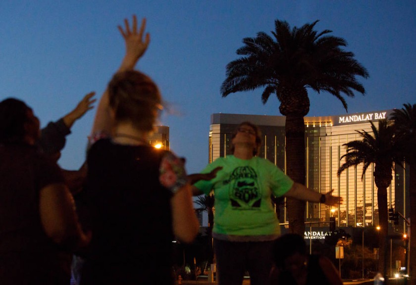 MATANZA. La explanada próxima al hotel Mandalay Bay fue escenario de la peor masacre masiva que se haya visto en la...