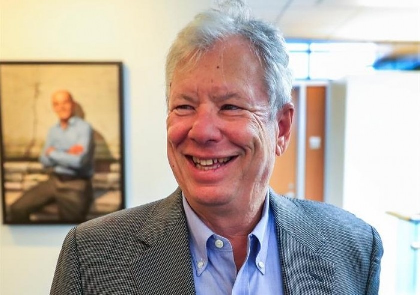 El estadounidense Richard H. Thaler posa junto a su despacho de la Universidad de Chicago en Illinois. Foto: EFE