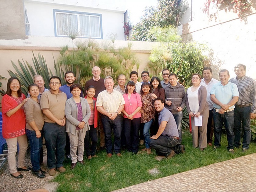 Equipo de la Cooperación Alemana en Sucre; Jorge Ramírez, responsable de GIZ en Chuquisaca y Potosí, en cuclillas.