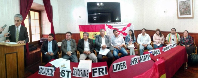 Los representantes de los partidos políticos de oposición firmaron una declaración conjunta. Foto: CORREO DEL SUR