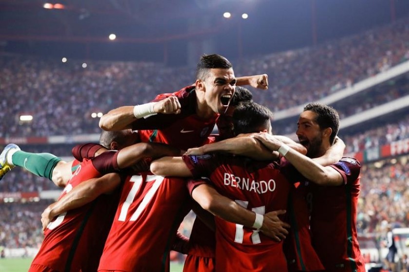 Jugadores de Portugal celebran luego de anotar un gol hoy durante el partido con Suiza. Foto: EFE