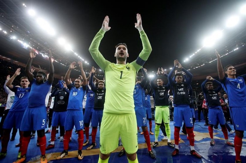 Jugadores de Francia celebran después de ganar Bielorrusia en el partido de eliminatorias. Foto: EFE