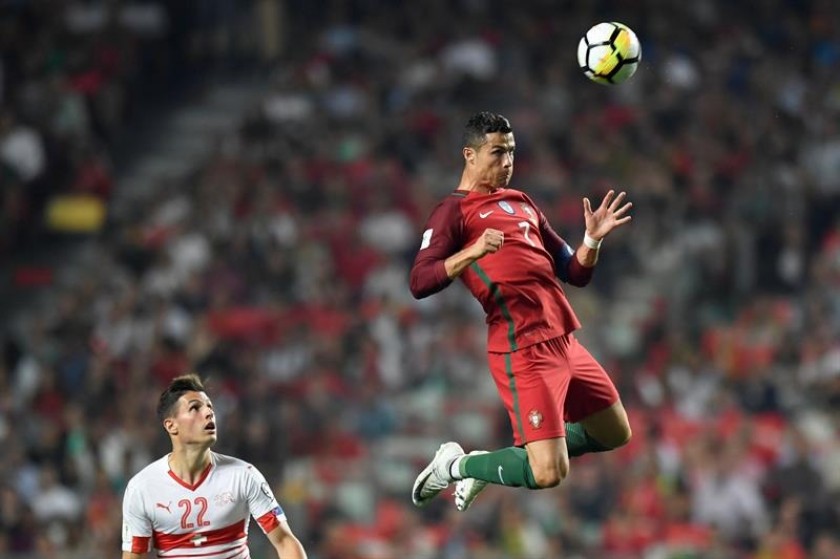 Fabian Schaer (i) disputa el balón con Cristiano Ronaldo (d) hoy, en el partido entre Portugal y Suiza. Foto: EFE