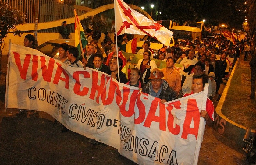 Una multitud marchó esta noche en defensa de la democracia y en contra de la reelección. Foto: CORREO DEL SUR