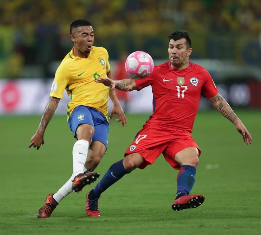 El jugador de la selección brasileña Gabriel Jesús (i) disputa el balón con Gary Medel (d) de Chile. Foto: EFE