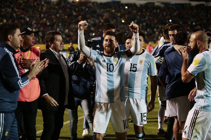 El jugador de la selección argentina Lionel Messi (c) celebra junto a sus compañeros la clasificación al Mundial. EFE
