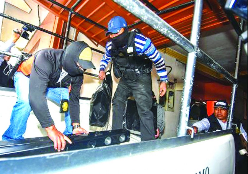 OPERATIVO. La Policía y la Fiscalía hicieron allanamientos y encontraron una caja fuerte y objetos de lujo en las...