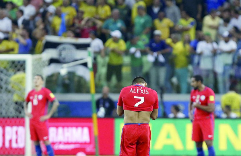 El desconsuelo de los dirigidos por Pizzi; saltaron al partido en zona de clasificación, pero la goleada en contra...