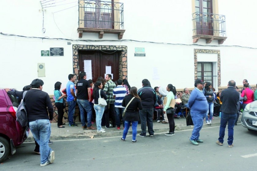 Cada año, padres de familia forman largas filas en las unidades educativas para inscribir a sus hijos. Foto: Archivo