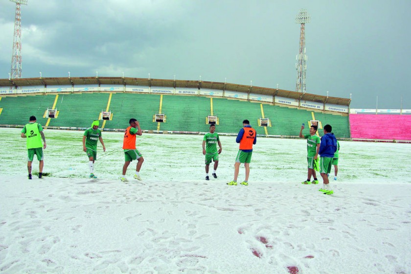 Tras la granizada que impidió el desarrollo de la práctica de ayer, los jugadores se tomaron fotografías en la cancha...
