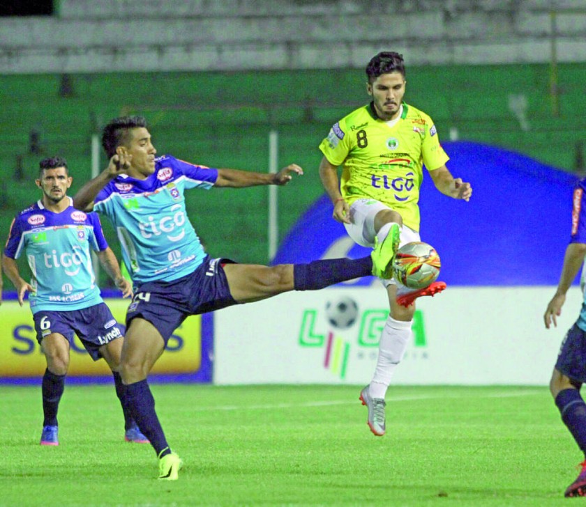 La Academia cruceña venció al cuadro chaqueño en el último minuto de un partido jugado en el estadio Ramón Aguilera...