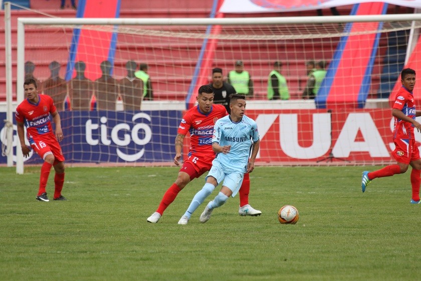 Gastón Sirino de Bolívar y Víctor Hugo Melgar de Universitario se disputan el balón. Foto: CORREO DEL SUR