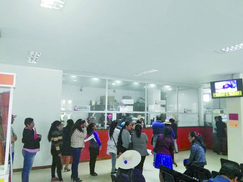 SITUACIÓN. Las filas en Caja del Tribunal Departamental de Justicia son constantes, la mayor parte de la gente lo...