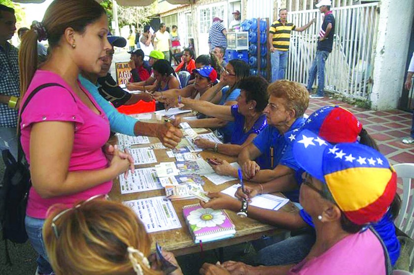 venezuela. Los electores formaron largas filas para votar en las elecciones a gobernadores en la que se impuso el...