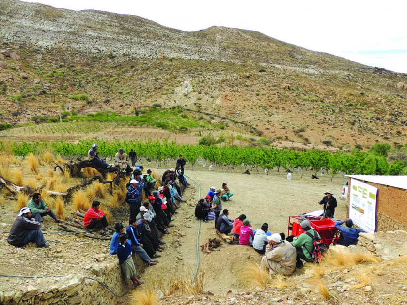 Jorge Ramírez, de la GIZ, durante una capacitación en medidas de adaptación al cambio climático en Camargo. FOTO CEDIDA