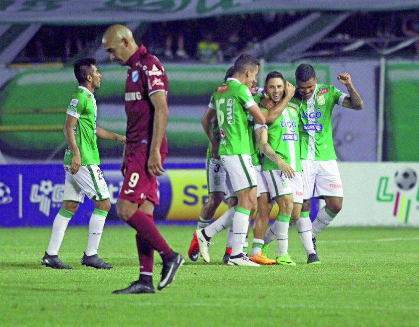 Los albiverdes propinaron anoche una goleada al líder del campeonato Bolívar, en el estadio Ramón “Tahuichi” Aguilera...