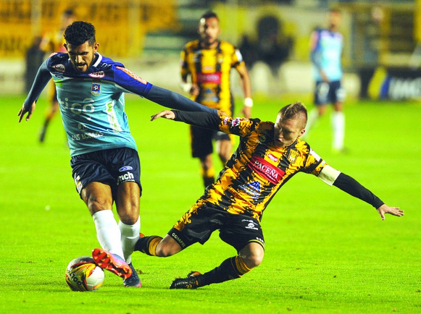 En uno de los pasajes del duelo jugado anoche, Maximiliano Ortiz de Blooming y Alejandro Chumacero de The Strongest ...