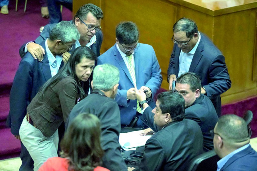 OPOSICIÓN. Diputados opositores al gobierno de Nicolás Maduro durante una sesión de la Asamblea Nacional de Venezuela.