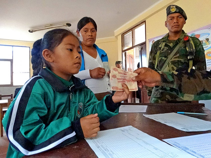BENEFICIO. Decenas de miles de estudiantes del ciclo primario y secundario podrán accedera al bono en todo el país.