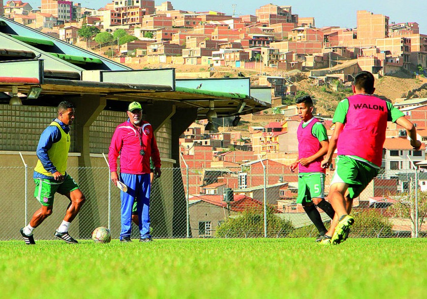 El entrenador argentino sostuvo ayer su primer entrenamiento con el plantel de Universitario, pensando en el partido...