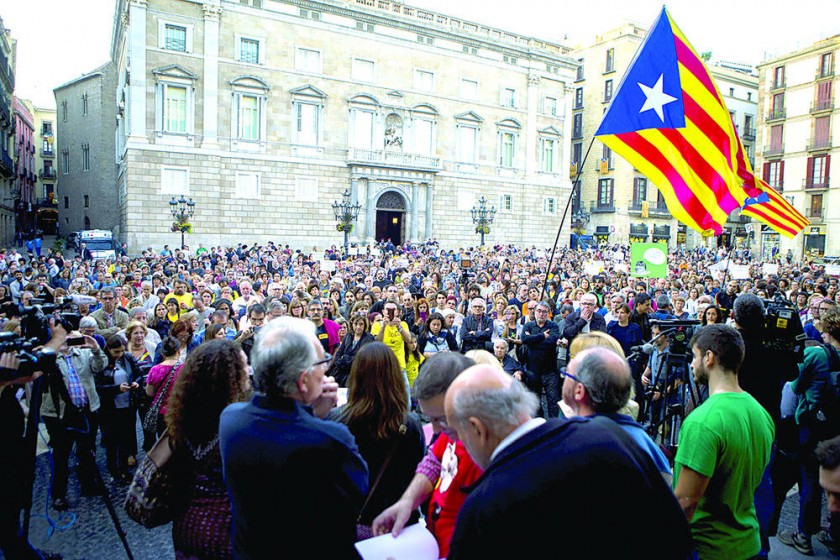 MANIFESTANTES. Centenares de docentes se manifiestan en la plaza de Sant Jaume a favor de la independencia de Cataluña.