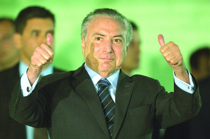 ALTA. El presidente de Brasil, Michel Temer, levanta sus pulgares hacia la prensa luego de ser dado de alta del Hospital