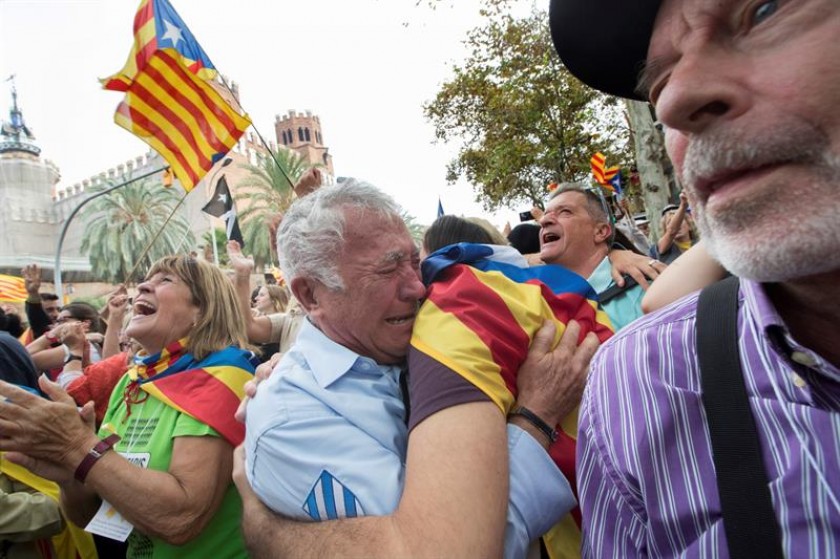 Unas 12.000 personas según la Guardia Urbana, están concentradas rodeando el parque de la Ciudadela. EFE