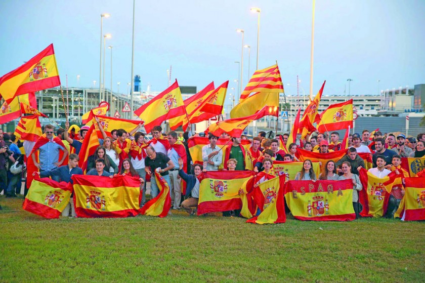 APOYO. Varias decenas de personas con banderas españolas participaron ayer en una manifestación de apoyo a policías y...
