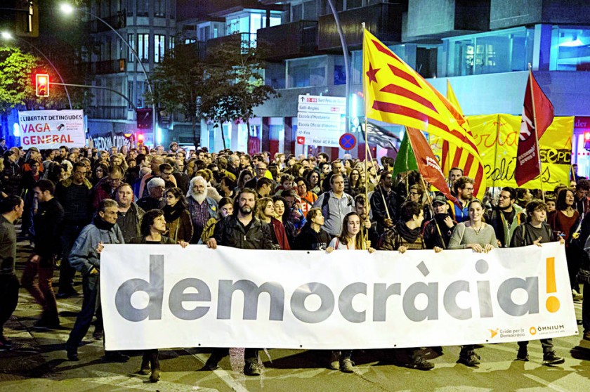 PROTESTA. Varias personas salieron en apoyo al gobierno del ahora ex presidente Catalán Carles Puigdemont.