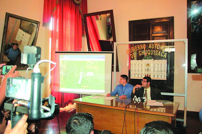 HIDROCArburos. Molina (d) y Miguel Colque, el director ante YPFB, hicieron el anuncio. Al lado, el mapa con la nueva...