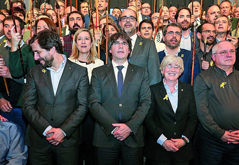 PROCESADO. El ex presidente de la Generalitat catalana Carles Puigdemont (c) durante un reciente acto en Bruselas.