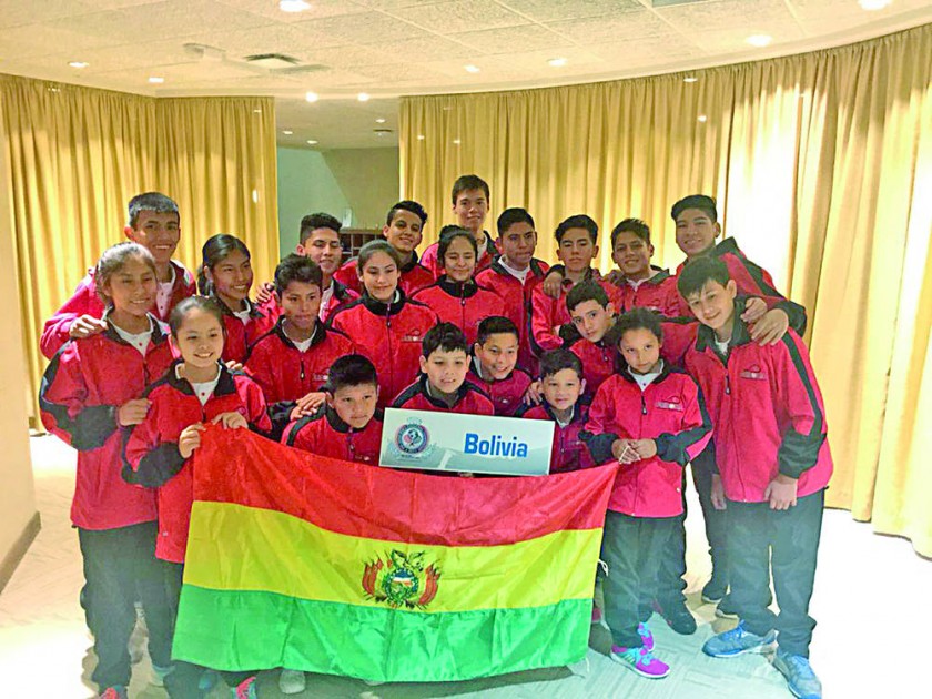La delegación boliviana que compite en el Mundial Junior de Minneapolis; al lado, Bryan Zambrana, uno de los...