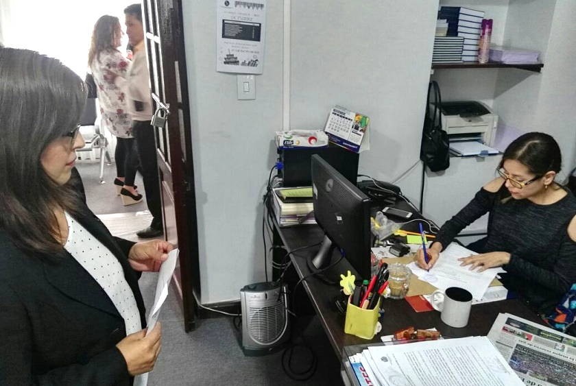 la presidenta del TED, Olga Mary Martínez, presenta la denuncia en la Fiscalía. Foto: CORREO DEL SUR