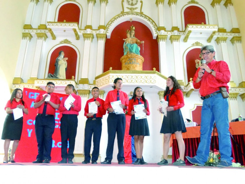 CONCURSO. Los ganadores del tercer lugar del concurso de teatro del Banco Central de Bolivia.