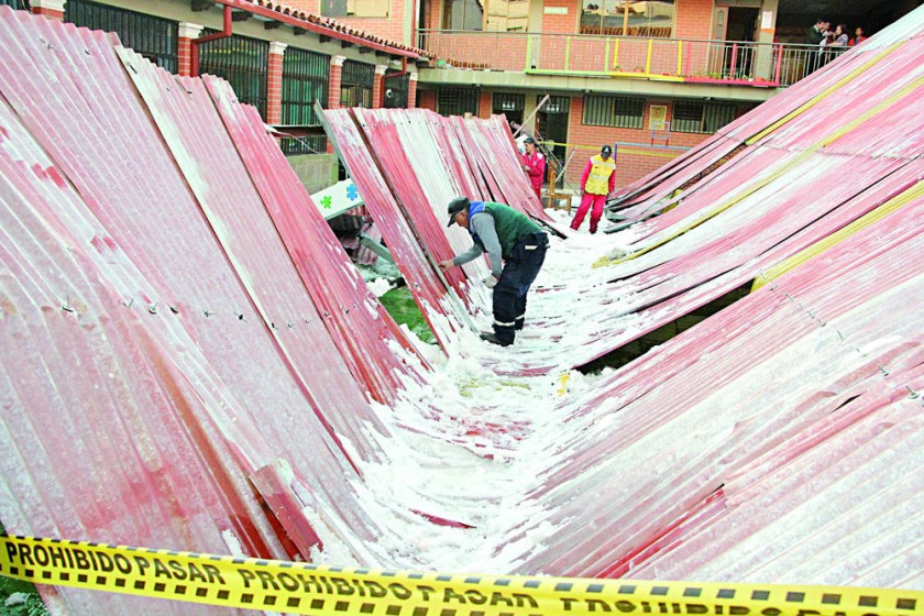 TINGLADO. El jueves 12 de octubre una granizada destrozó la infraestructura del kínder San Vicente de Paul.